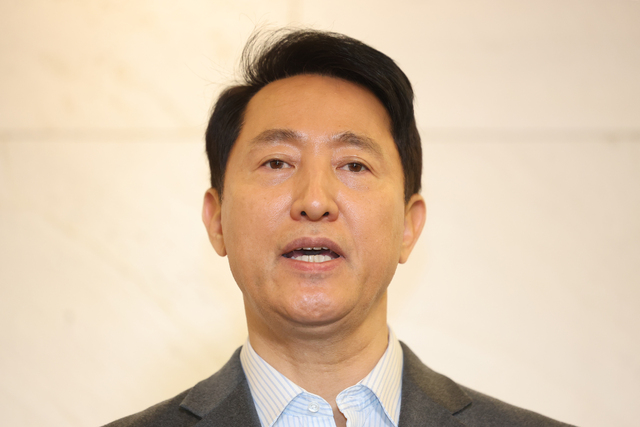 Seoul Mayor Oh Se-hoon, after finishing a Hi-Seoul corporate support briefing and special lecture at The Plaza Hotel in Jung-gu on the 12th, comments on his stance regarding candidate nomination registration with the People Power Party ahead of the June 3 local elections. Yonhap News Agency