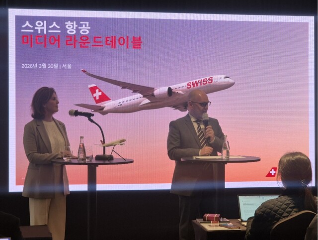 Heike Willenbach, SWISS Chief Commercial Officer (left), and Leandro Tonidandel, SWISS Korea country manager, answered reporters\' questions at a press briefing held on the 30th at the Novotel Ambassador in Yongsan, Seoul. Photo: Yeom Jae-in