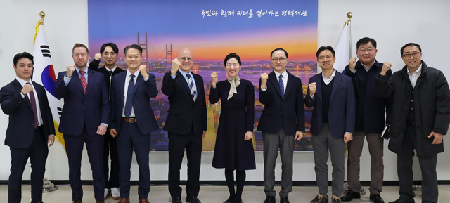 The Far East chief of the U.S. Army Criminal Investigation Division (fifth from left) visited Pyeongtaek Direct Customs and posed for a commemorative photo with Customs Commissioner Min Hee (sixth from left) and other officials. Provided by Pyeongtaek Direct Customs.