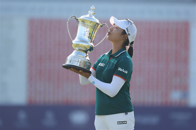 Mi Hyang Lee celebrates her win at the 2026 Blue Bay LPGA. (Photo: Volvik)