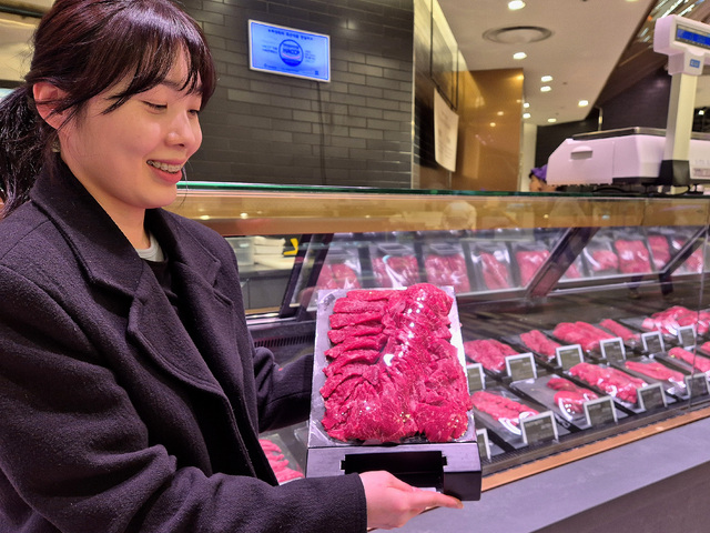From March 27 through April 2, Lotte Department Store\'s Busan flagship will take over the B2 Food Avenue with a Meat Fair, serving up premium cuts at wallet-friendly prices. (Photo courtesy of Lotte Department Store)