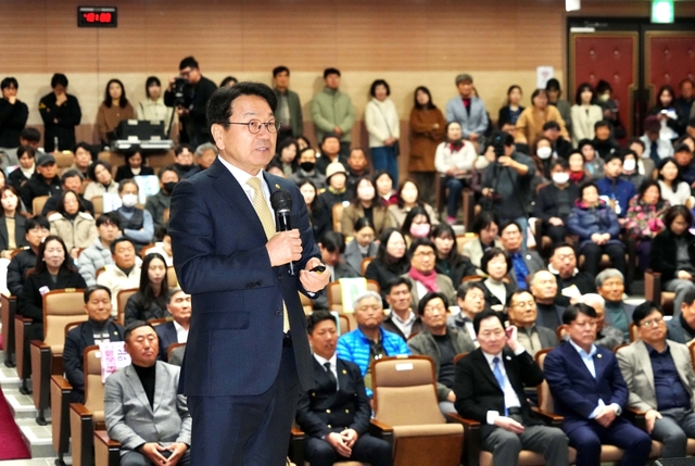 Gwangju Mayor Kang Ki-jung attended the \'Gwangju–Jeonnam Integration: Wando County Coexistence Talk\' at the Wando Living Culture Center on the 10th. Alongside Wando County Mayor Shin Woo-cheol, he answered attendees\' questions and discussed post-integration changes. /Provided by Gwangju Metropolitan City