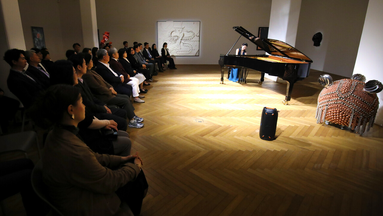 On the 30th, world-renowned pianist Yuka Imamine performed Schubert\'s Impromptu in D-flat major (D. 935, Op. 142 No. 3) at the HEREDIUM first-floor performance hall in Daejeon. Photo by Young-tae Kim.