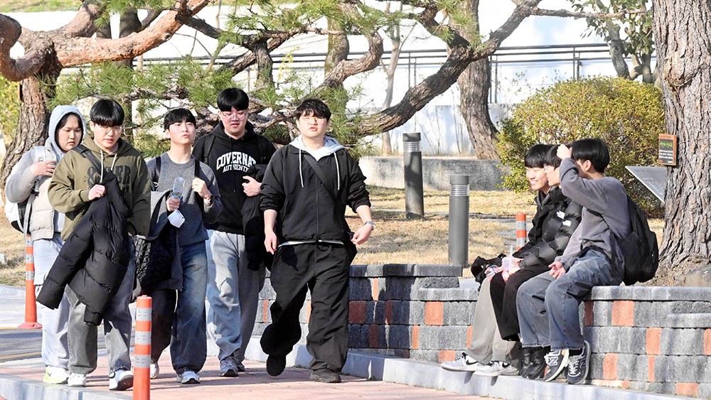 한낮엔 봄날씨…가벼운 옷차림