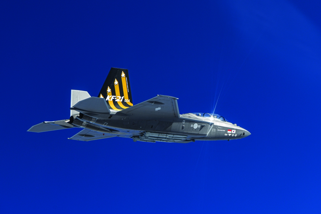 서울ADEX2025] [김대영의 밀담] KF-21 보라매, 국산 무장 개발로 성능 끌어올린다