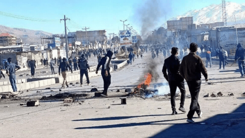 격렬한 이란 반정부 시위, 경찰 3명 사망…“하메네이 몰락” 구호 등장