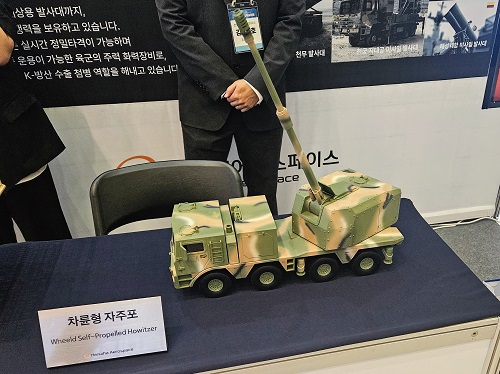 단독] 한화에어로, 유럽 재도전 대비한 '차륜형 K9 자주포' 최초 공개 | 비즈한국
