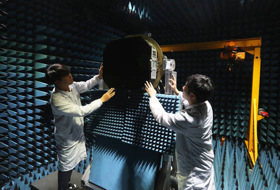 광속으로 찾아내 공격한다