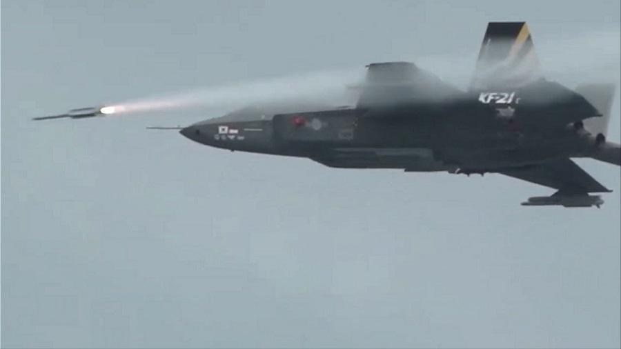 국산 전투기 KF-21, 공대공 미사일 '미티어' 실사격 성공…IRIS-T도 성공｜동아일보