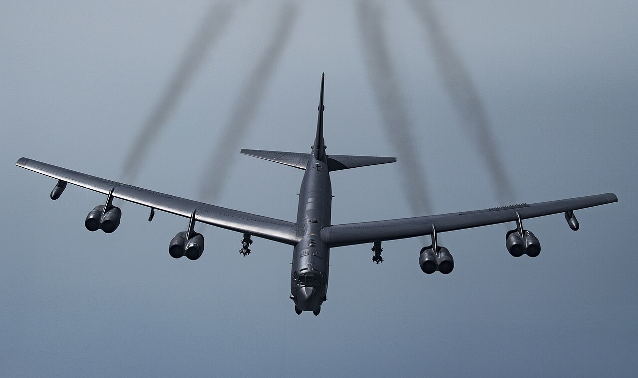 파일:A Boeing B-52H Stratofortress in flight over the ...