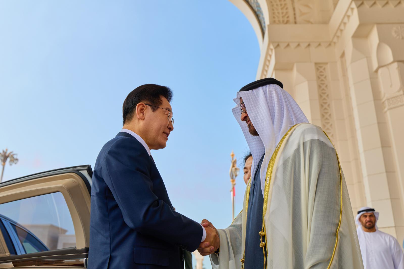 원유·공항 선뜻 내준 UAE…17년 이어진 '동행 외교' 덕 봤다｜동아일보