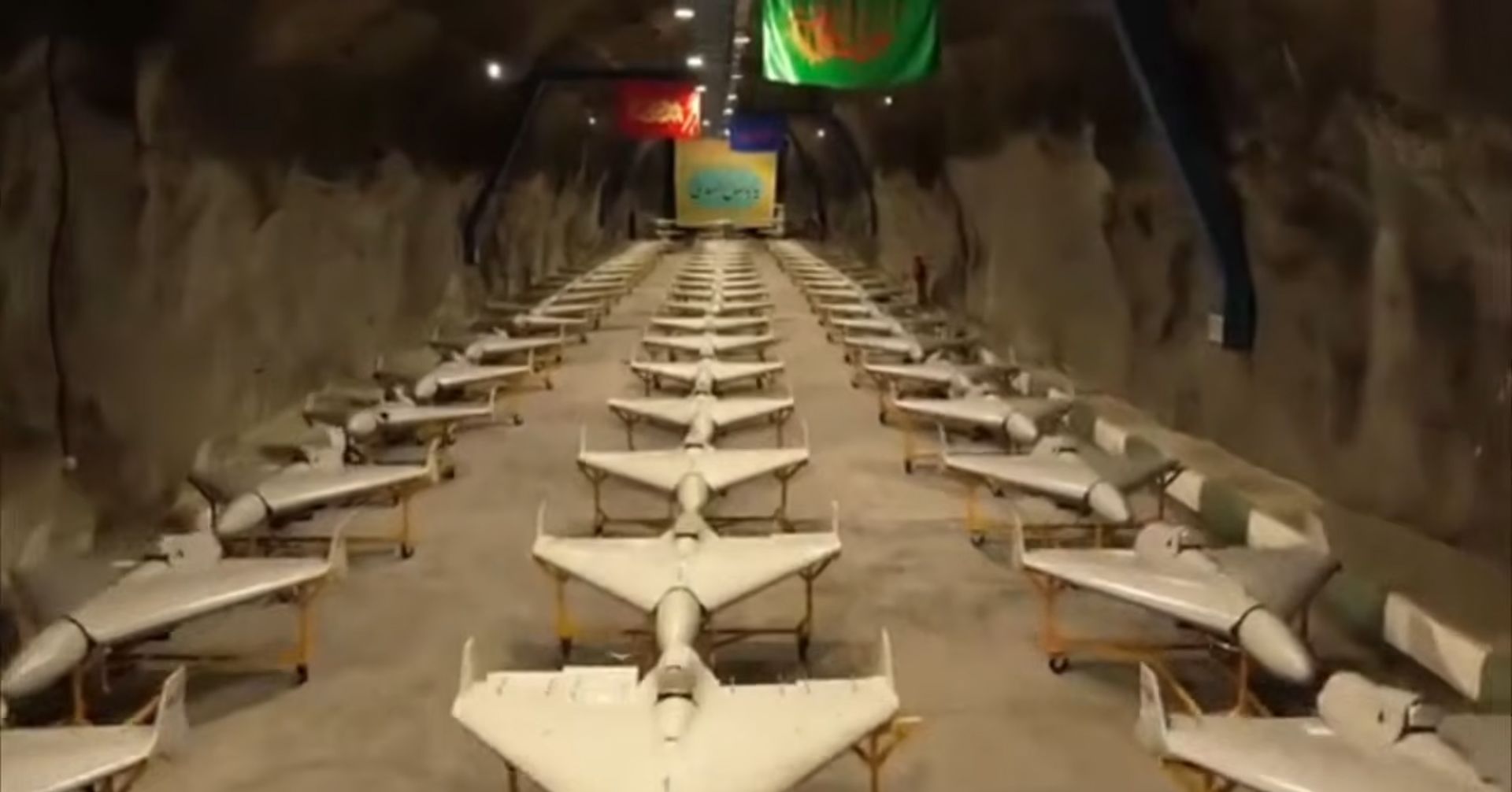 보란 듯 미사일·드론 줄 세웠다…이란 지하터널 충격 영상 | 중앙일보