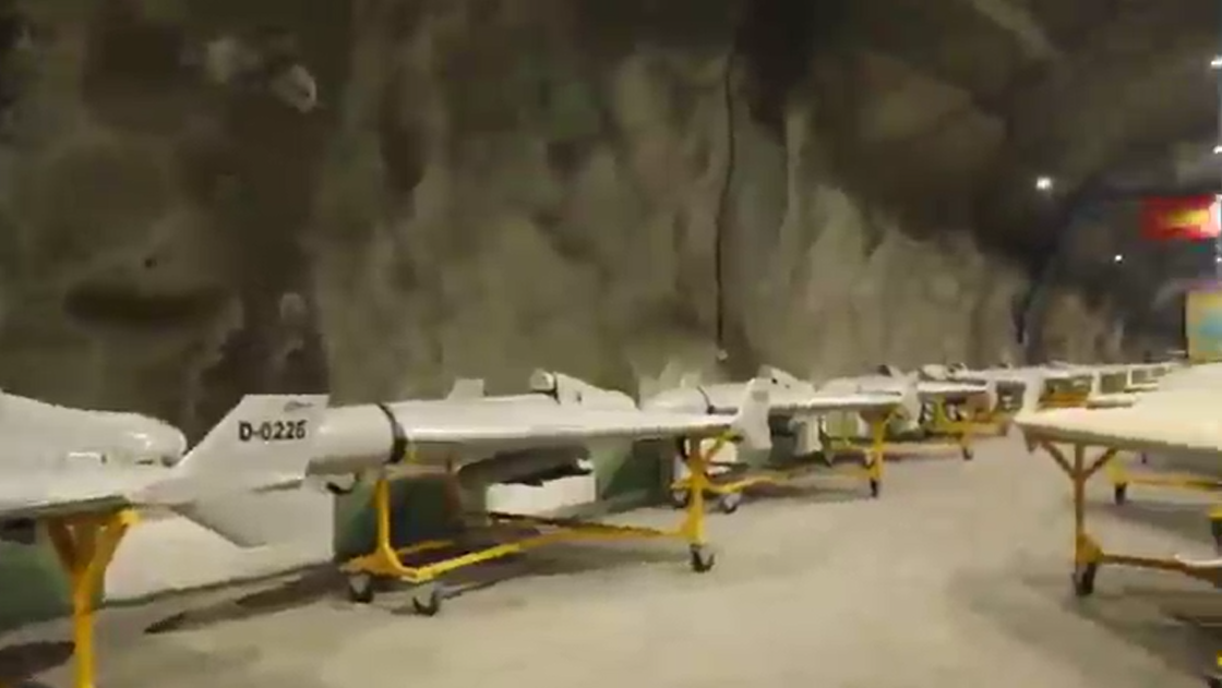 드론 수백대 줄지어…이란, 무기 터널 공개 '전쟁 능력' 과시｜동아일보