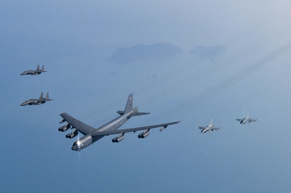 단독]괌배치 B-52 폭격기, 日오키나와 일대 전개 훈련｜동아일보