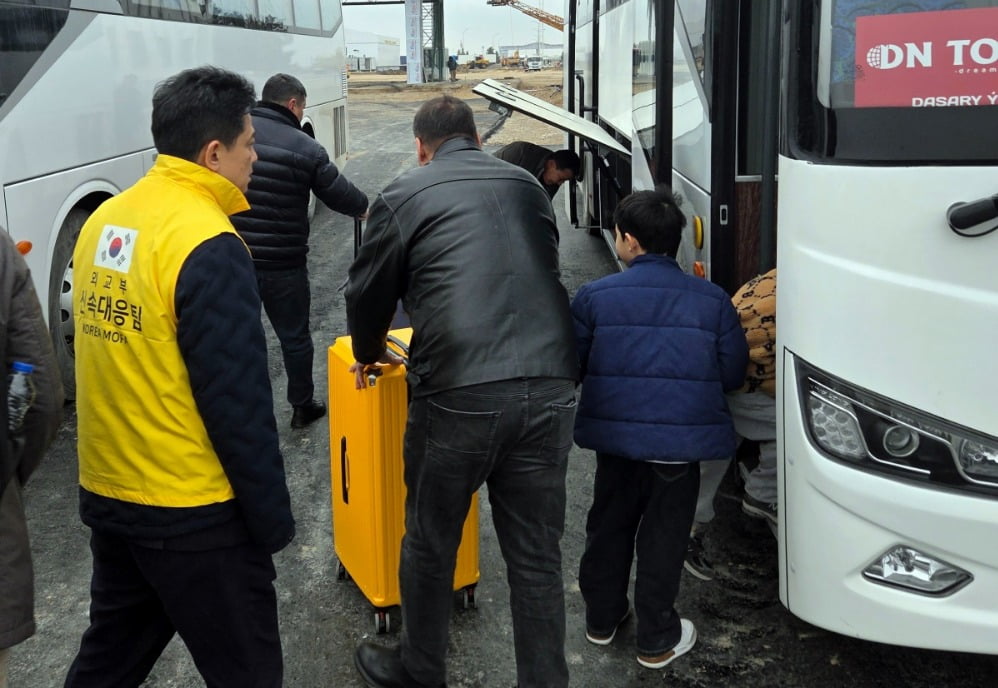 이란 체류 한국인 23명 인접국으로 대피…40여명 남았다 | 한국경제