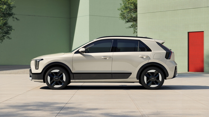 기아는 지난 9일 서울 마포구 레이어스튜디오 11에서 ‘더 뉴 니로 미디어 데이’를 열고 한층 정제된 디자인과 강화된 상품성을 갖춘 신형 니로를 최초로 공개했다. 사진은 니로 외장. 사진 | 기아