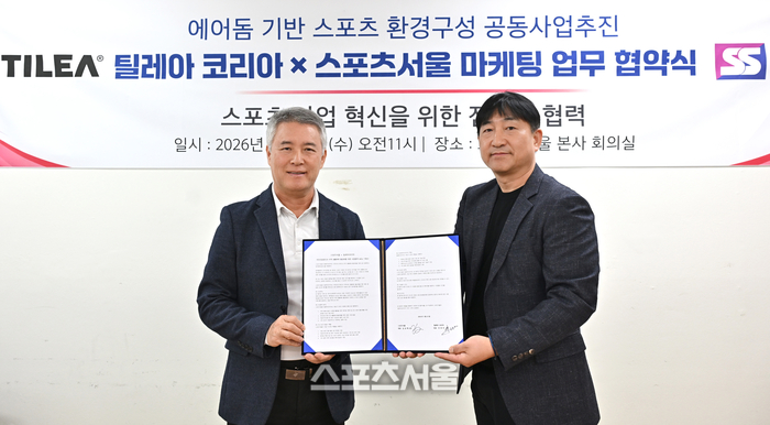 스포츠서울과 ㈜틸레아코리아가 25일 서울 충무로 스포츠서울 본사에서 에어돔 기반 스포츠 환경구성 공동사업추진을 위한 마케팅 업무 협약을 체결했다. (왼쪽부터) 굿모닝미디어 그룹 김상혁 회장과  틸레아코리아 진호인 대표가 MOU 체결 후 기념촬영을 하고 있다. 사진 | 최승섭기자 thunder@sportsseoul.com