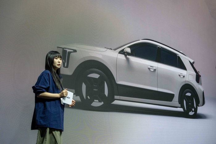 기아는 지난 9일 서울 마포구 레이어스튜디오 11에서 ‘더 뉴 니로 미디어 데이’를 열고 한층 정제된 디자인과 강화된 상품성을 갖춘 신형 니로를 최초로 공개했다. 기아넥스트디자인외장1팀 최정미 연구원이 발표를 하고 있는 모습. 사진 | 기아