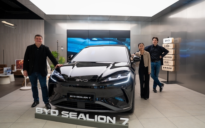 BYD, 쾰른 방송 오케스트라 내한 공연에 의전 차량 지원. 왼쪽부터 지휘자 안드리스 포가, 바이올리니스트 김서현, 첼리스트 다니엘 뮐러-쇼트. 사진ㅣBYD코리아