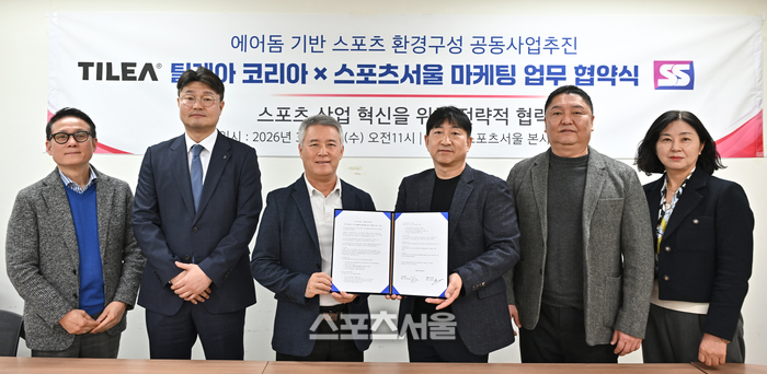 (왼쪽부터) 스포츠서울 곽재우 부사장, 염진근 전무, 굿모닝미디어그룹 김상혁 회장, ㈜틸레아코리아 진호인 대표, 정헌봉 회장, 김잔디 부장이 MOU 체결 후 기념촬영을 하고 있다. 사진 | 최승섭기자 thunder@sportsseoul.com