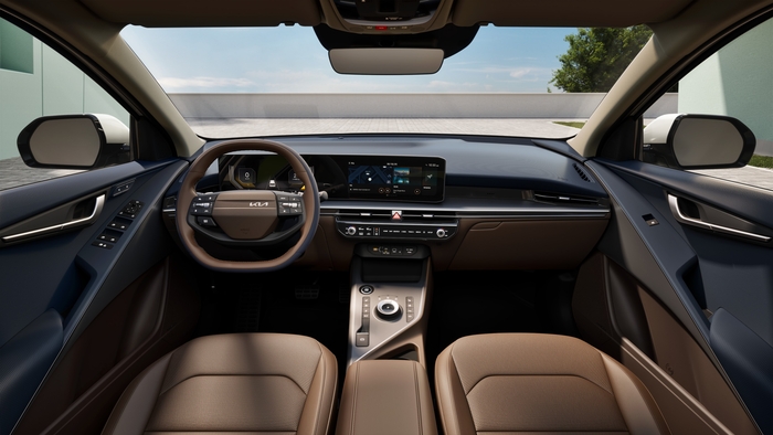 기아는 지난 9일 서울 마포구 레이어스튜디오 11에서 ‘더 뉴 니로 미디어 데이’를 열고 한층 정제된 디자인과 강화된 상품성을 갖춘 신형 니로를 최초로 공개했다. 사진은 니로 내장. 사진 | 기아