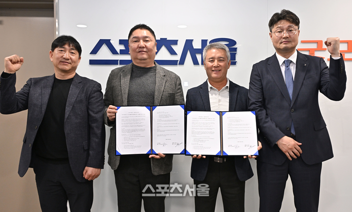 스포츠서울과 (주)틸레아코리아가 25일 서울 충무로 스포츠서울 본사에서 에어돔 기반 스포츠 환경구성 공동사업추진을 위한 마케팅 업무 협약을 체결했다. (왼쪽부터) 틸레아 코리아 진호인 대표, 정헌봉 회장, 김상혁 굿모닝미디어그룹 회장,스포츠서울 염진근 전무가  MOU 체결 후 기념촬영을 하고 있다. 사진 | 최승섭기자 thunder@sportsseoul.com