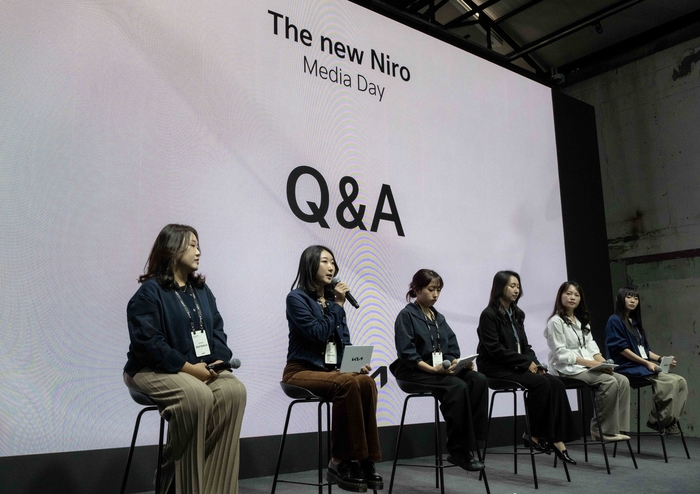 기아는 지난 9일 서울 마포구 레이어스튜디오 11에서 ‘더 뉴 니로 미디어 데이’를 열고 한층 정제된 디자인과 강화된 상품성을 갖춘 신형 니로를 최초로 공개했다. (왼쪽부터) 국내마케팅1팀 정윤경 책임매니저, 국내상품1팀 김새린 매니저, MSV프로젝트5팀 백경은 연구원, 기아넥스트CMF팀 이설희 책임연구원, 기아넥스트내장DEX팀 이은옥 책임연구원, 기아넥스트디자인외장1팀 최정미 연구원사진 | 기아