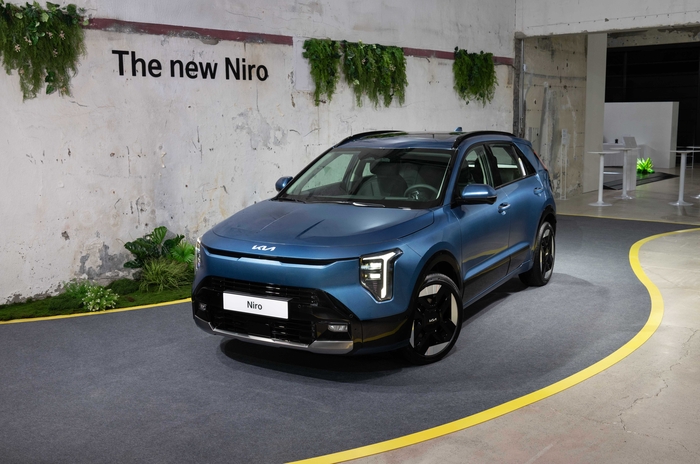 기아는 지난 9일 서울 마포구 레이어스튜디오 11에서 ‘더 뉴 니로 미디어 데이’를 열고 한층 정제된 디자인과 강화된 상품성을 갖춘 신형 니로를 최초로 공개했다. 사진 | 기아