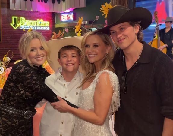 Reese Witherspoon with family / Credit: Instagram