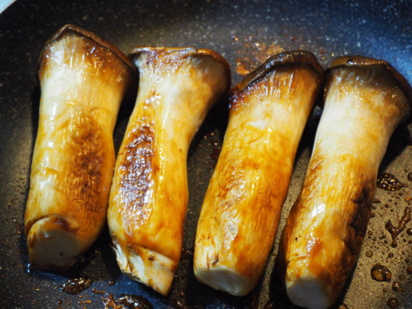 Microwave vs. Grilling: Which Cooking Method Retains More Nutrients in Enoki Mushrooms?
