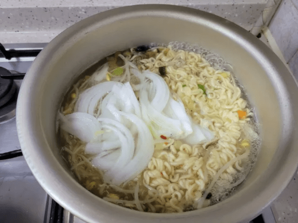 Transform Your Instant Noodles: Discover the Secret Recipe with Egg, Milk, and Vinegar!