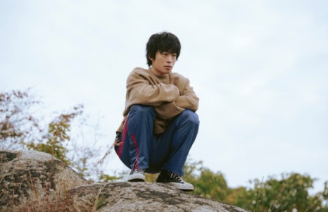 引用：記事の内容から明示的な出所は見つかりませんでしたが、画像がドラマ「皆が自分の無価値感と戦っている」に関連するものであることを考慮すると、出所としては一般的な報道やプロモーション素材が考えられます。したがって、以下のように推測されます。 報道資料