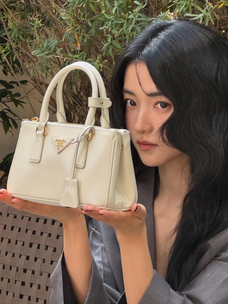 引用：記事の内容から明示的な出典情報が見当たらないため、写真の出典を推測することにしました。 この画像は、ファッションに関連するテーマが示されていることから、一般的に考えられる出典として「SNS写真」を選びます。 最終的な出典名は以下の通りです： SNS写真