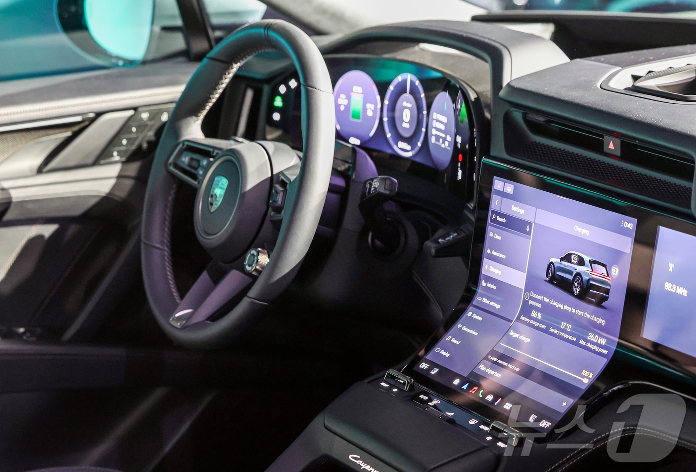 눈길 끄는 '카이엔 일렉트릭'의 커브드 디스플레이 - 뉴스1