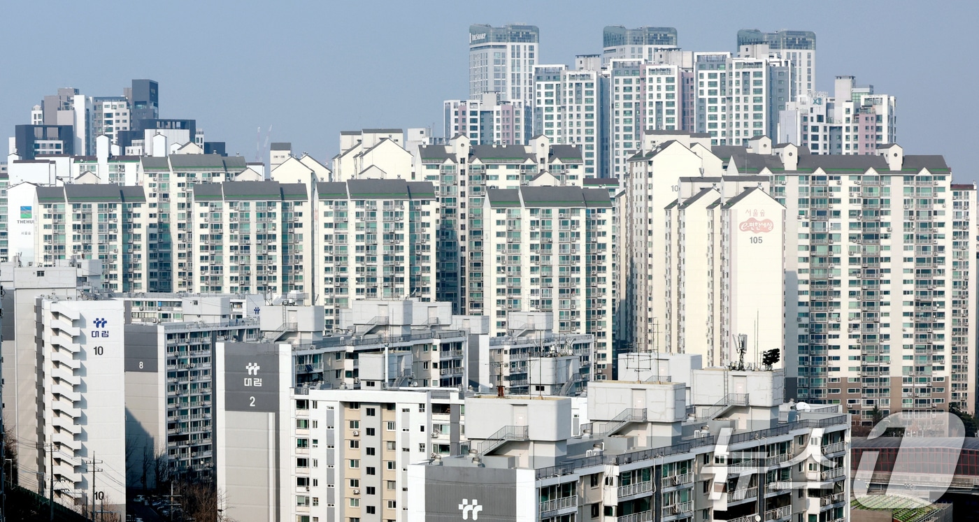 공시가격 9% 급등에 보유세 '폭탄'…강남·한강벨트, 급매만 팔린다 4 공시가격 9.16% 상승···강남 3구 상승률 24.7%로 가장 높아 - 뉴스1