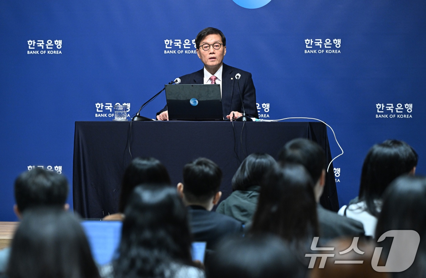 환율 1500원 뚫었는데 이창용, BIS 총재회의·IMF 아시아 2050 콘퍼런스 참석차 출국 - 뉴스1