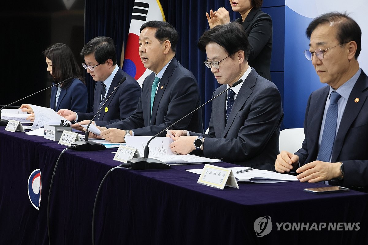5060 장바구니 비상… 정부, 라면·과자 등 '특별관리' 43개 품목으로 대폭 확대 3 중동사태 3차 물가파급, 5~6개월 시차