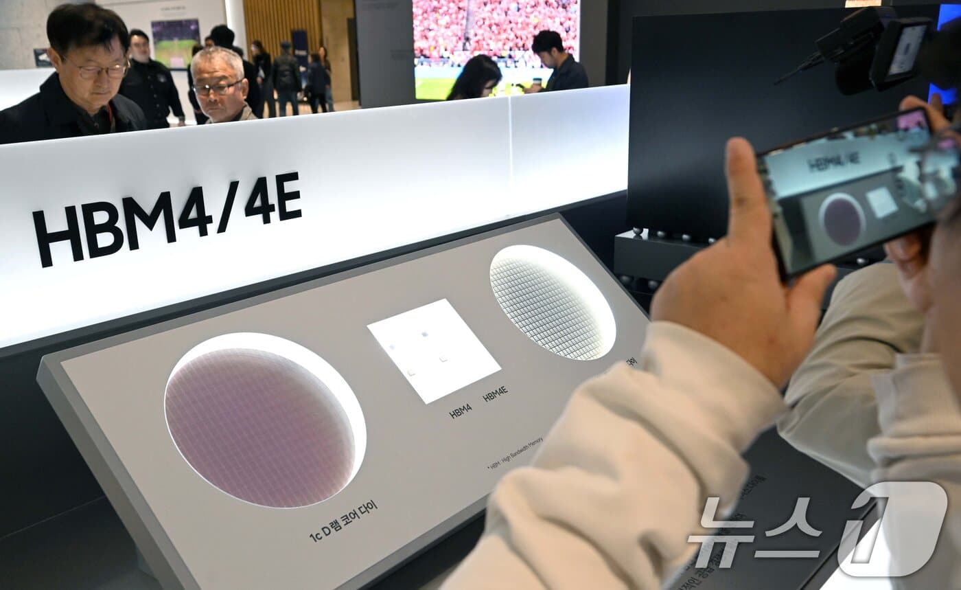 주가는 폭락했는데 실적 전망은 '상향'…K-반도체 투톱의 역설 4 삼성 36.5조 SK하닉 31.1조, 1Q 실적 눈앞…'터보퀀트' 우려 날릴까 - 뉴스1