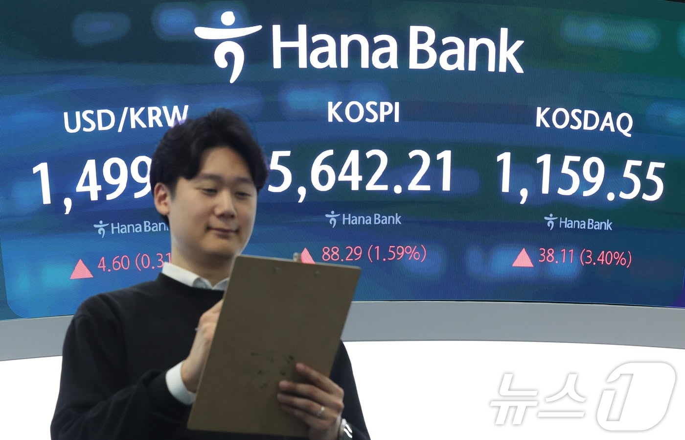 주식은 '20조 팔자', 채권은 '4개월 연속 사자'…외국인의 엇갈린 베팅 4 개인·외국인 팔자 '금융투자' 떠안아…증시 버팀목 된 'ETF 자금'