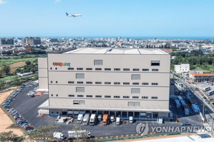 현금 9조 원 쥐고도 적자 감수… 쿠팡이 한국 넘어 노리는 '새로운 먹거리' 4 쿠팡 2025년 4분기 영업이익 97% 감소