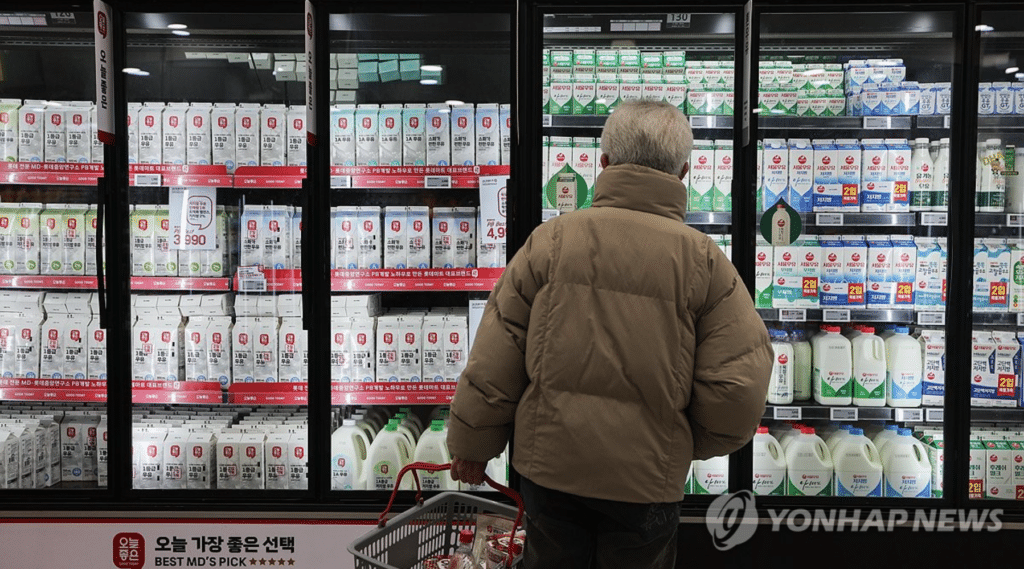 1인당 흰 우유 소비량 '40년 만에 최저'…수입산에 국산 설 자리 좁아진다 3 국내 흰 우유 소비량 40년 만에 최저치 기록