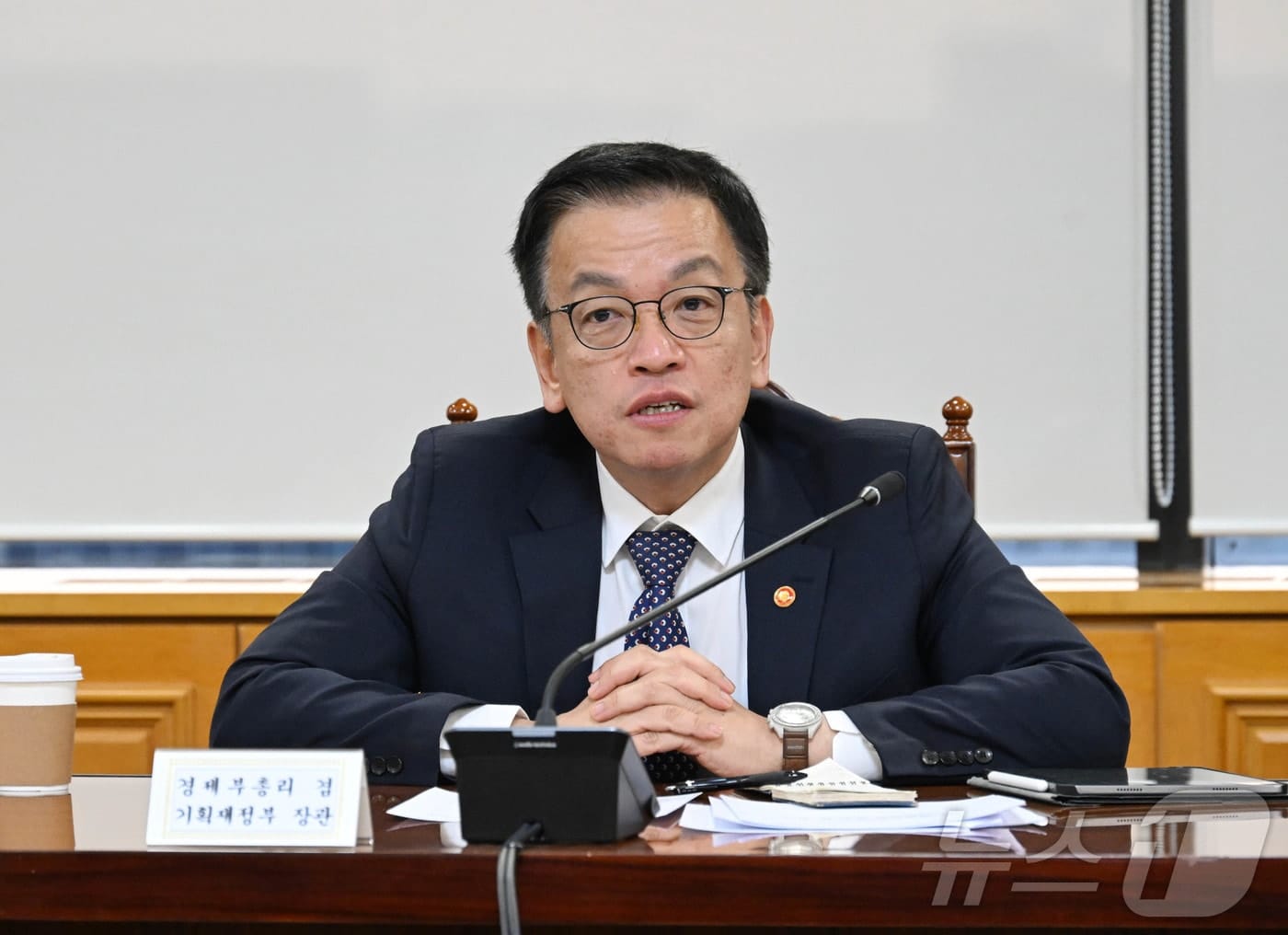 5년 만의 국채 순상환 카드…정부, '5조 긴급 바이백'으로 채권시장 진화 3 경제수장들