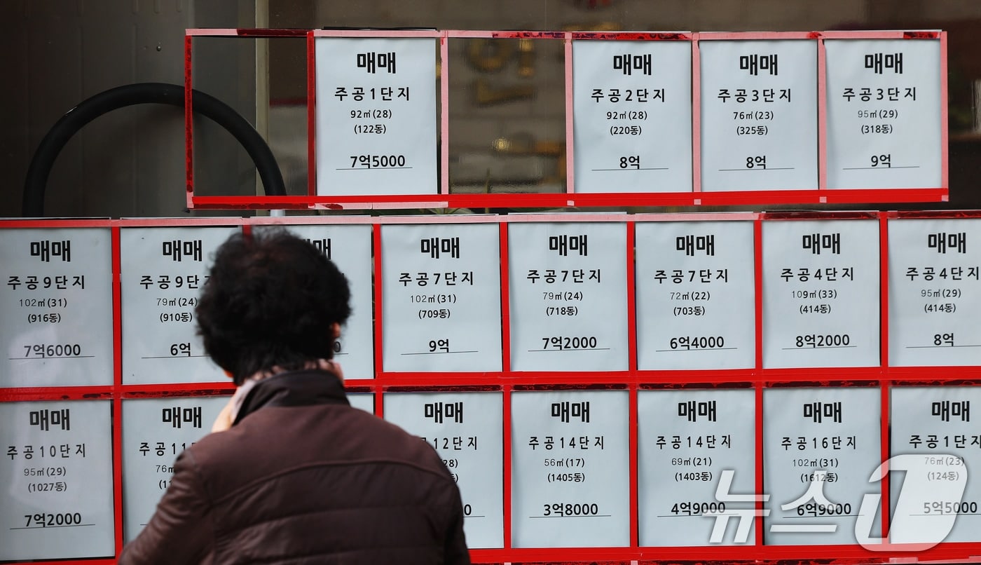 '전세 대란' 악몽 되풀이되나…집주인도 세입자도 옴짝달싹 못 하는 서울 부동산 현주소 4 세입자 눌러앉고 신규 계약 신고가…전세대란 신호 뚜렷 - 뉴스1