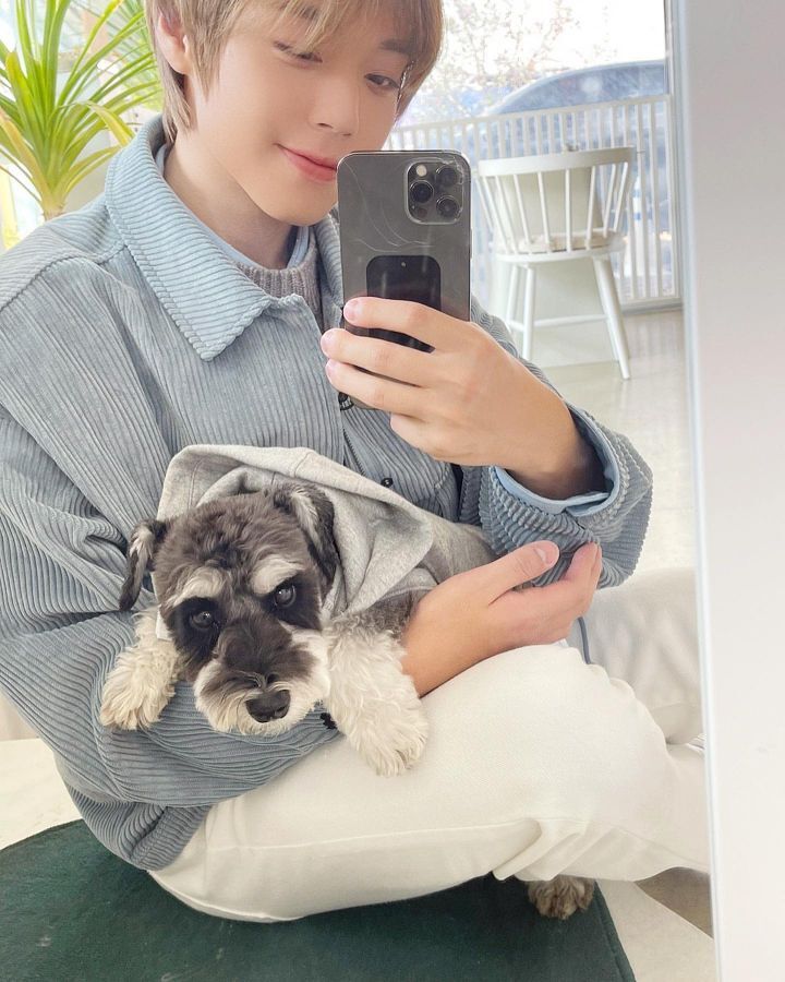 박지훈이 SNS로 공개한 반려견 맥스의 사진