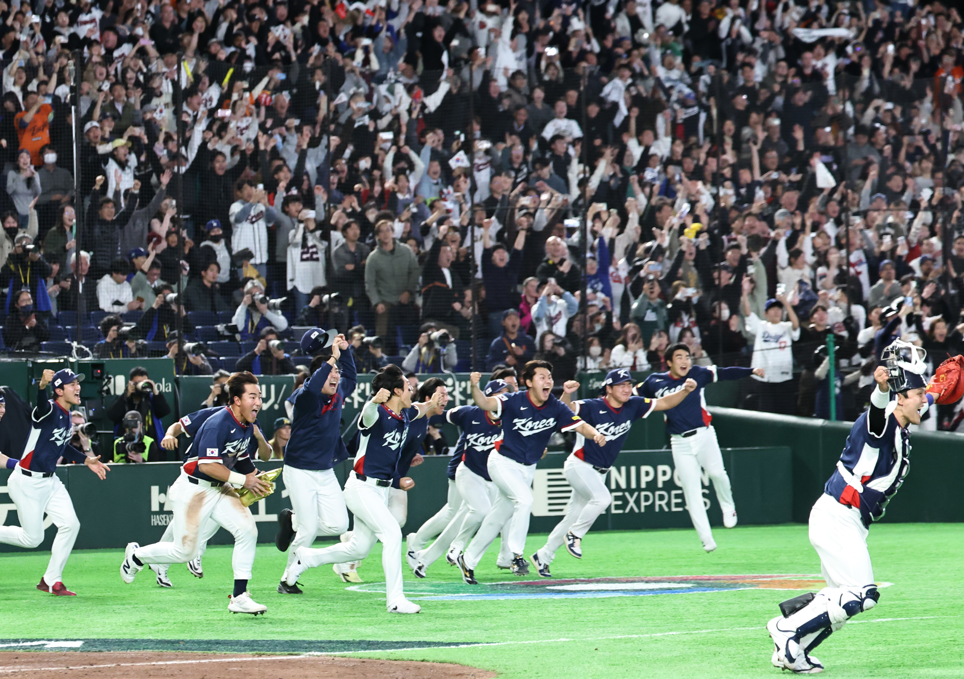 9일 일본 도쿄돔에서 열린 2026 월드베이스볼클래식(WBC) C조 조별리그 최종전 대한민국과 호주의 경기 후 선수들의 환호