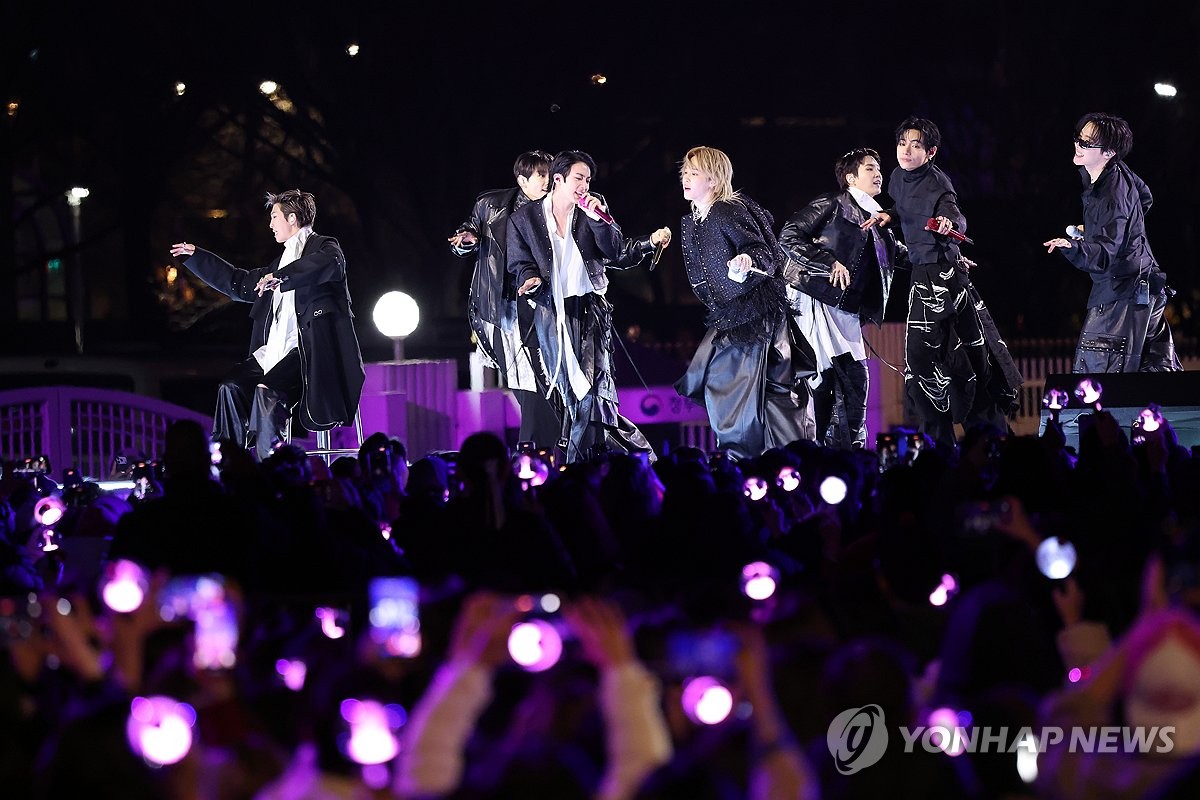 광화문 무대로 컴백한 방탄소년단(BTS)(서울=연합뉴스) 박동주 기자 = 그룹 방탄소년단(BTS)이 21일 서울 광화문 광장에서 정규 5집 '아리랑'(ARIRANG) 발매를 기념해 무료 공연 'BTS 컴백 라이브: 아리랑'(BTS THE COMEBACK LIVE｜ARIRANG)을 열고 있다. 2026.3.21 pdj6635@yna.co.kr