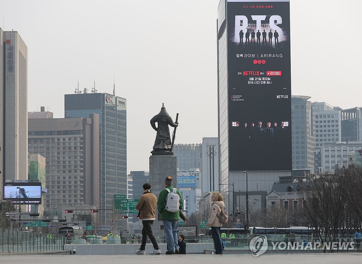 광화문광장에 재생되는 BTS 공연 홍보 영상 [연합뉴스]