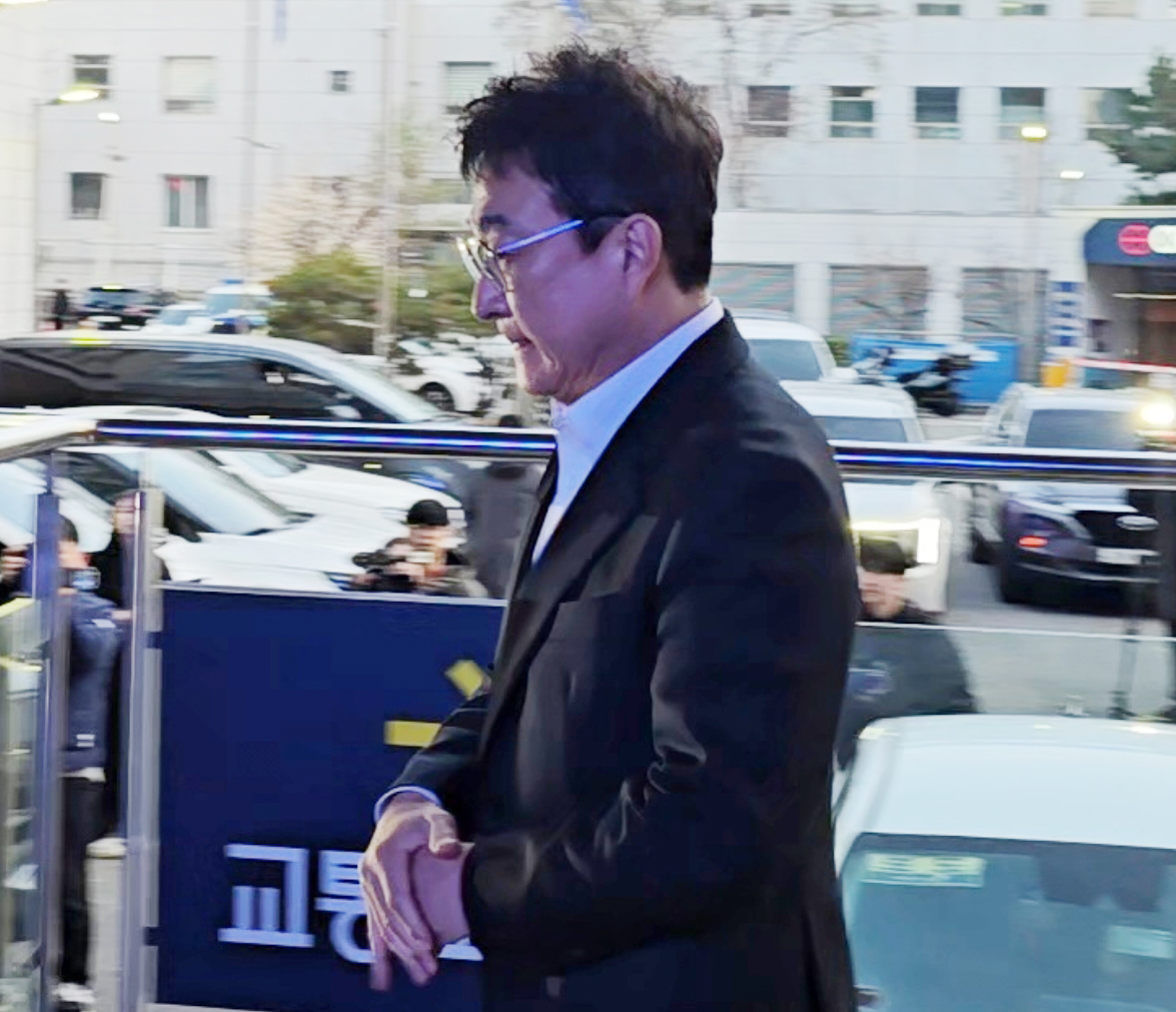 경찰 조사 마친 배우 이재룡
(서울=연합뉴스) 최원정 기자 = 음주운전 사고를 내고 달아난 혐의를 받는 배우 이재룡(62)씨가 사고 나흘 만인 10일 서울 강남경찰서에서 조사를 받고 귀가하고 있다.