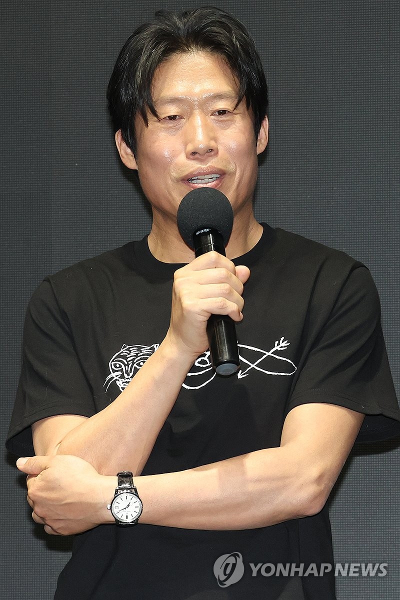 17일 서울 강남구 메가박스 코엑스에서 열린 영화 '왕과 사는 남자' 흥행 감사 무대인사에서 인사하는 유해진