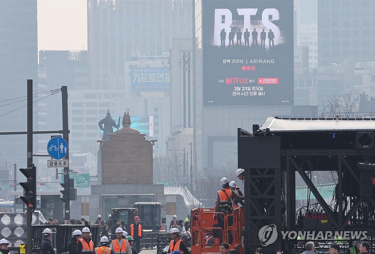BTS 컴백 공연 열릴 광화문광장 무대 설치 작업 (서울=연합뉴스)